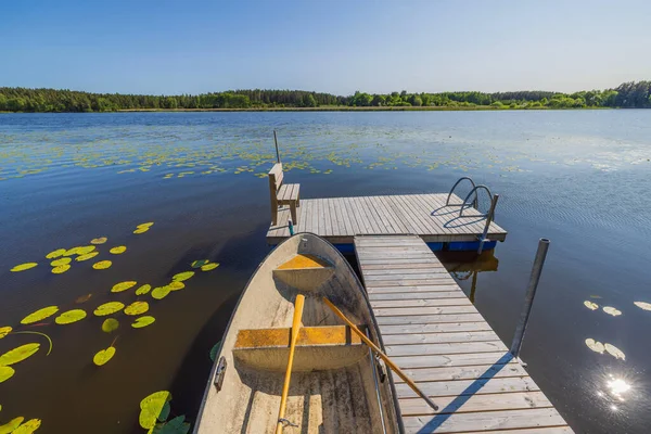 Vue Rapprochée Lac Avec Bateau Stationné Dans Une Jetée Bois — Photo