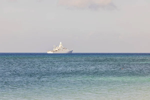 Vista Grande Navio Guerra Branco Que Atravessa Águas Turquesa Oceano — Fotografia de Stock