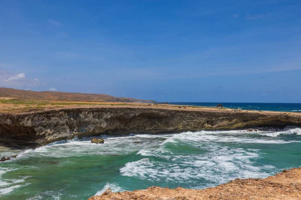 Güzel doğa manzarası. Aruba Adası 'nın Karayip deniz kıyıları.