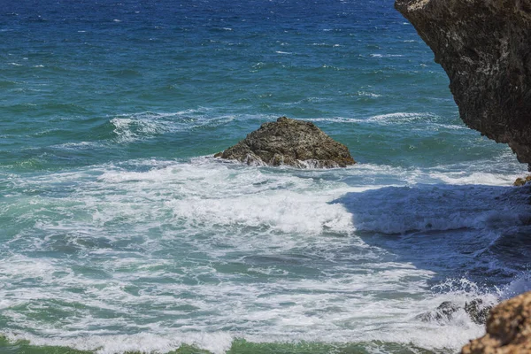 被大西洋海浪冲刷的岩石海岸的壮丽景色 阿鲁巴 — 图库照片