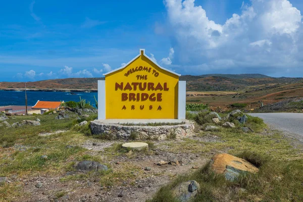 阿鲁巴自然桥标志在自然景观背景上的美丽景观 — 图库照片