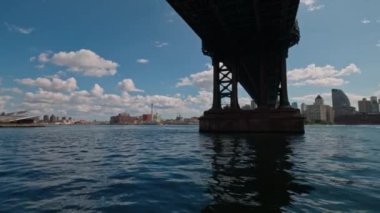 Hudson Nehri ve Brooklyn Köprüsü manzaralı Manhattan rıhtımından güzel bir manzara. - New York. ABD.