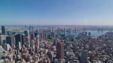Yazın Manhattan 'ın gökdelenlerinin güzel hava manzarası. - New York. ABD.