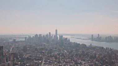 Yoğun biçimde inşa edilmiş Manhattan 'ın gökdelenlerinin güzel üst manzarası. - New York. ABD. 