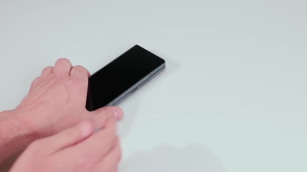 Close Weergave Van Mens Draait Samsung Fold Mobiele Telefoon — Stockvideo