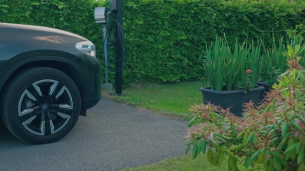 Close Uitzicht Tuin Van Villa Met Parkeerplaats Voor Elektrische Auto — Stockvideo