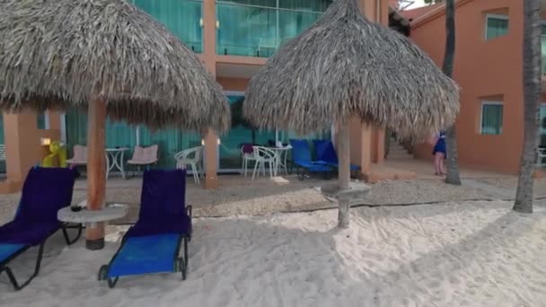 酒店房间外的庭院景观 典型的户外家具和带天然棕榈叶的遮阳伞 阿鲁巴 Oranjestad — 图库视频影像