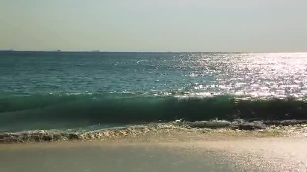大西洋での夕日の美しい景色砂浜の海岸で波が圧延ビーチを見下ろす アルバ — ストック動画