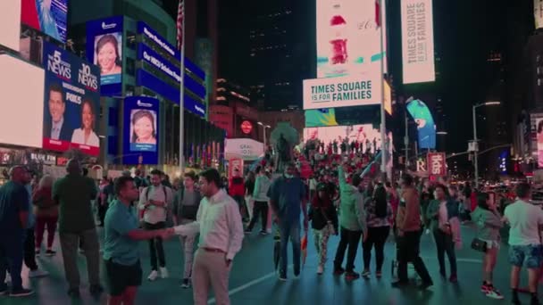 Ночной Вид Таймс Сквер Манхэттене Гуляющими Людьми Нью Йорк Сша — стоковое видео