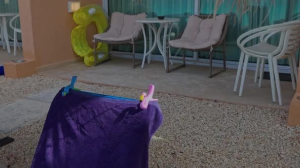 Blick Auf Niedliche Strandtuch Clips Die Handtuch Auf Sonnenliege Auf — Stockvideo