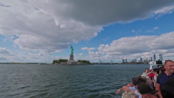 View Tourists Visiting Sightseeing Tour Boat Hudson River Overlooking Statue — Stock Video