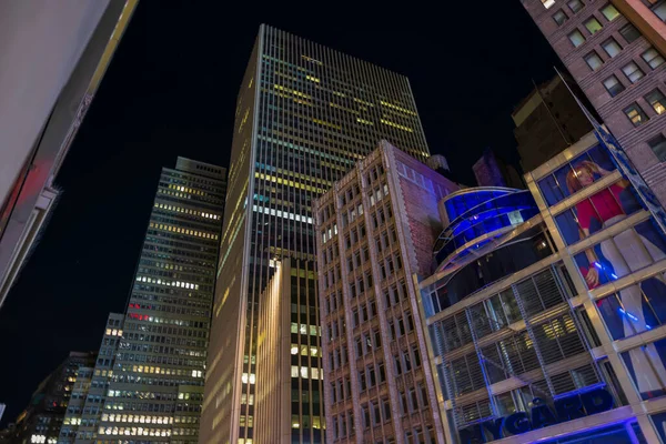 맨해튼 브로드웨이의 밤하늘 배경에는 조명을 건물들이 아름답게 입니다 — 스톡 사진