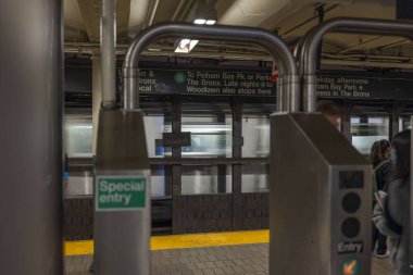 New York metro trenlerinin odak dışı özel girişinin yakın görüntüsü. Ulaşım konsepti. - New York. ABD. 