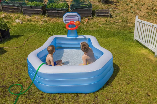 Güneşli Yaz Gününde Şişme Açık Havuzda Topu Oynayan Iki Çocuğun — Stok fotoğraf