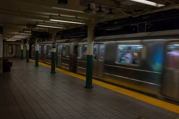 纽约地铁站Astor Place内部的特写镜头 列车偏离了方向 — 图库照片