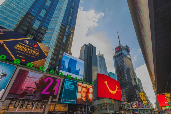 阳光明媚的夏日 曼哈顿百老汇大街的美丽景色 摩天大楼墙上挂着广告牌 — 图库照片