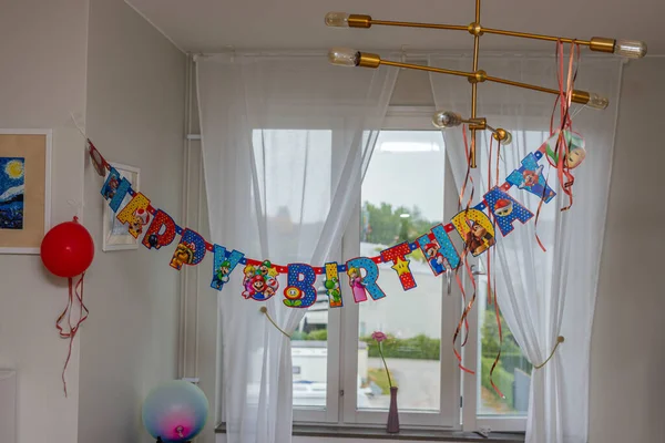 Wnętrze Pokoju Ozdobione Kolorowe Życzenia Urodzinowe — Zdjęcie stockowe