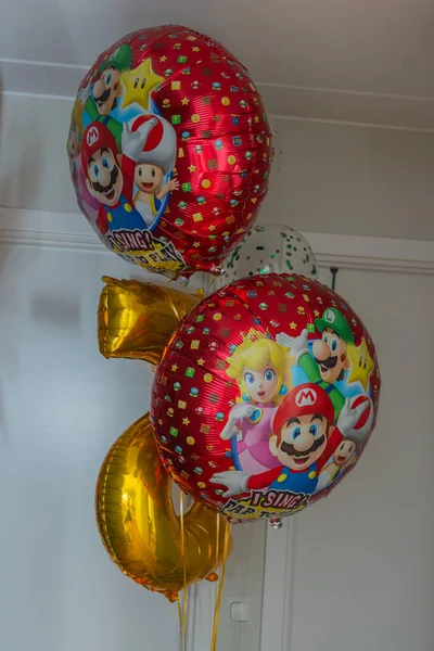 Närbild Stora Heliumballonger Med Seriefigurer Vit Bakgrund — Stockfoto