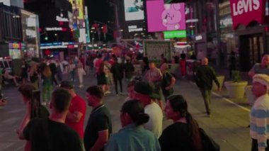 İnsanlar gece Broadway 'de fotoğraf çekiyor ve iyi vakit geçiriyor. Manhattan, New York, ABD. 