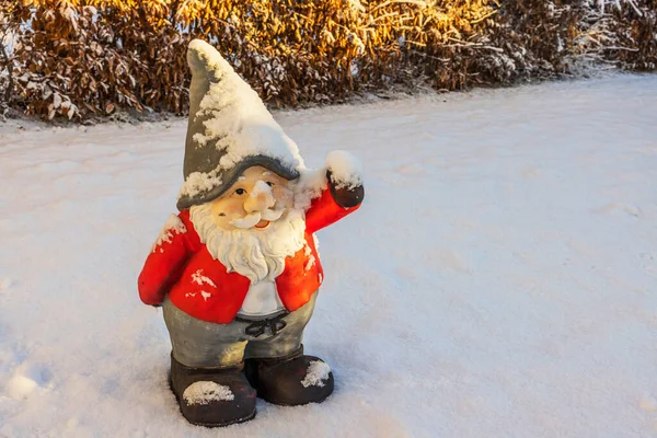 在阳光明媚 寒冷的冬日里 小妖精站在雪地覆盖的花园里 近距离观察它的可爱形象 — 图库照片