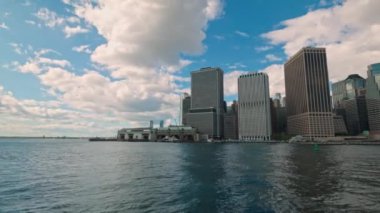 Hudson Nehri 'nden Manhattan gökdelenlerinin güzel manzarası. - New York. ABD. 