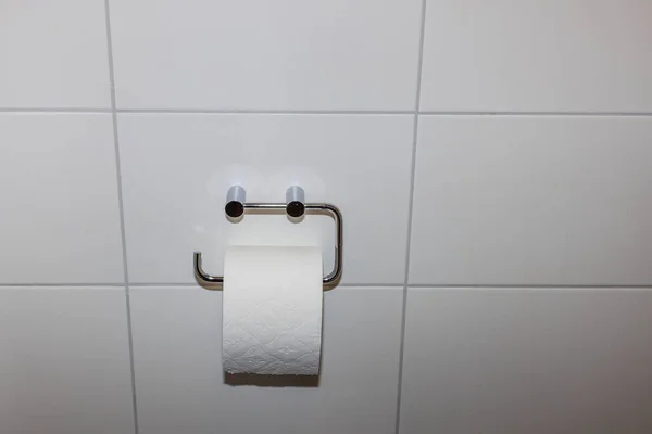 Вид Крупным Планом Настенного Держателя Туалетной Бумаги Белой Стене Ванной — стоковое фото