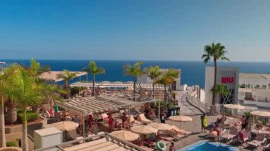 Güneşli bir günde RIU Vistamar Oteli 'nin açık bilardo masasındaki turist görüntüsü. Büyük Kanarya Adası, İspanya. 