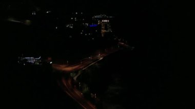 Atlantik Okyanusu 'nun kayalık sahillerinden güzel bir gece manzarası ve otobanda hareket eden arabalar. Büyük Kanarya. İspanya.