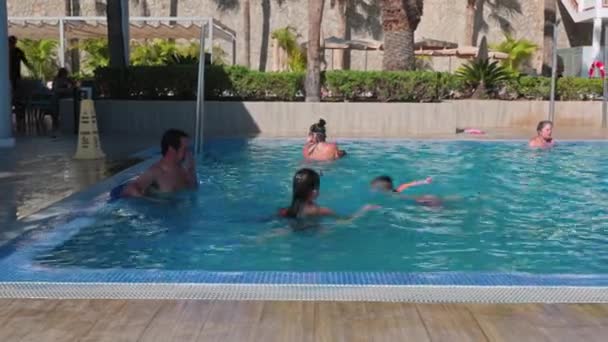 Bela Vista Das Crianças Que Tomam Banho Hotéis Piscina Exterior — Vídeo de Stock