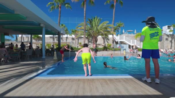慢动作电影 年轻男孩跳进游泳池 奶奶金丝雀 西班牙 — 图库视频影像