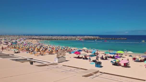 Vista Gente Playa Amadores Gran Canaria Caluroso Día Soleado Verano — Vídeos de Stock