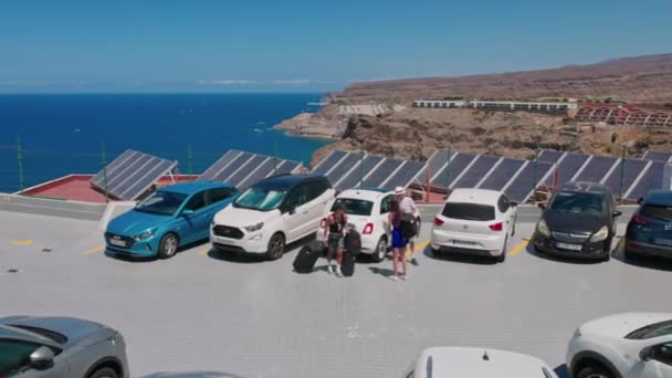 观光客带着旅行袋停车 大加那利亚西班牙 — 图库视频影像