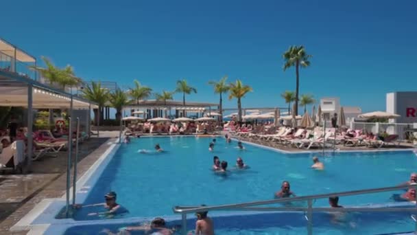 Piękny Widok Turystów Kąpiących Się Hotelowym Odkrytym Basenie Gran Canary — Wideo stockowe