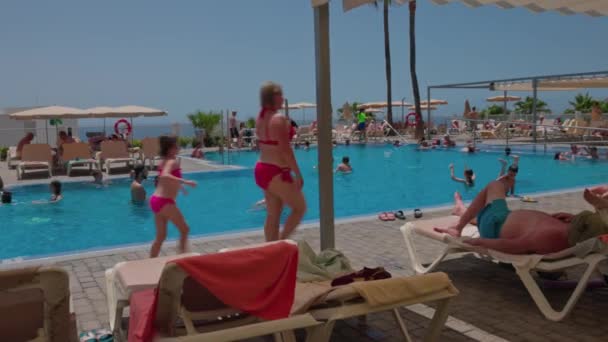 阳光明媚的大加那利亚Riu Vistamar酒店开放桌子上的游泳池内和游泳池周围的人 大加那利亚 西班牙 — 图库视频影像