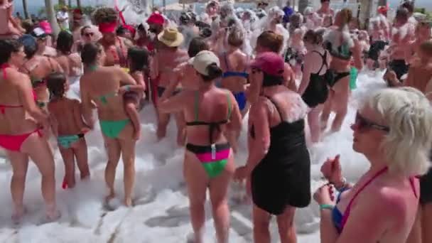Närbild Människor Hotell Dans Skum Disco Vid Poolen Gran Canaria — Stockvideo