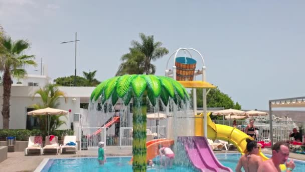 Prachtig Uitzicht Toeristen Openlucht Zwembad Met Glijbaan Voor Kinderen Langzame — Stockvideo