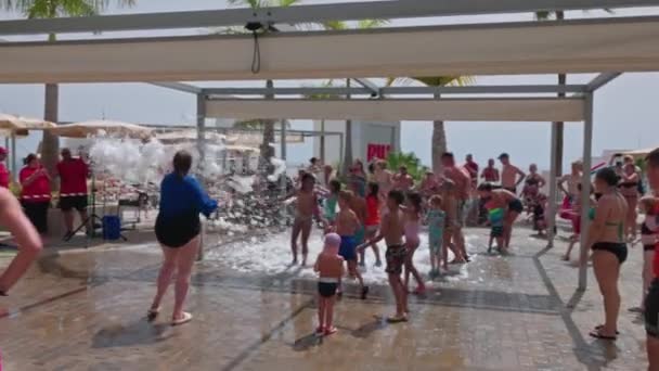 在Riu Vistamar酒店室外游泳池附近 人们在泡沫派对上玩得很开心 大加那利亚 西班牙 — 图库视频影像