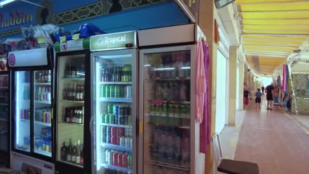 Plajdaki Dükkanın Soğuk Içeceklerin Biraların Olduğu Mekan Manzarasını Kapat Büyük — Stok video