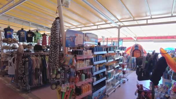 用防晒霜和其他海滩产品拍摄的海滩上商店内部的特写 奶奶金丝雀 西班牙 — 图库视频影像