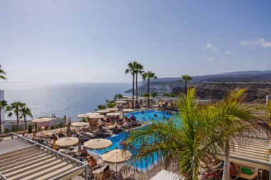 Atlantik Okyanusu 'nun arka planında otellerde yüzen turistlerin güzel manzarası. Büyük Kanarya. İspanya. 