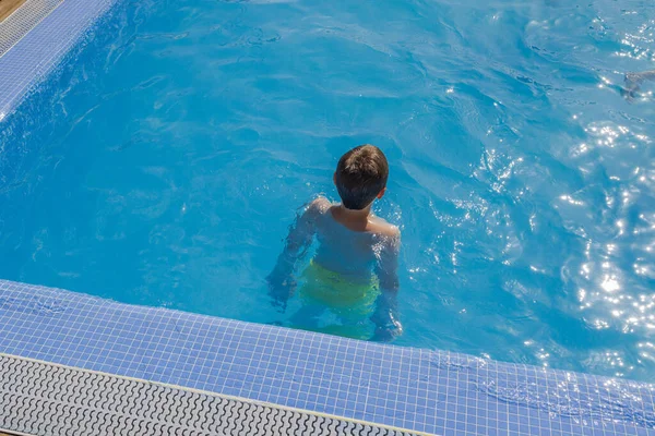 Närbild Pojke Simning Hotell Utomhuspool Gran Canaria Spanien — Stockfoto