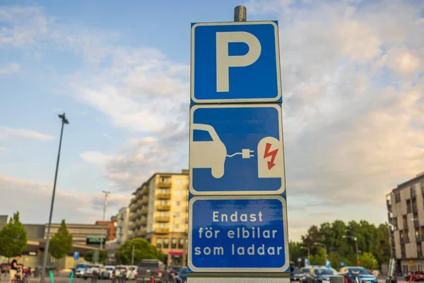 Zblízka Pohled Parkovací Značku Pro Nabíjení Elektrických Vozidel Parkovišti Obchoďáku — Stock fotografie