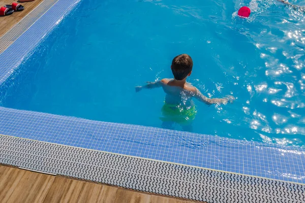 Вид Мальчика Купающегося Открытом Бассейне Отеля Гран Канария Испания — стоковое фото