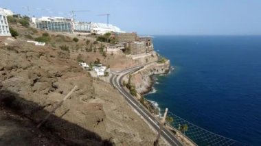 Güneşli bir yaz gününde Atlantik Okyanusu kıyı şeridinde zaman kaybı. Büyük Kanarya, Las Palmas, İspanya. 