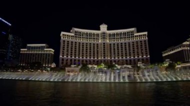 Bellagio Oteli 'nin fıskiyelerine bakan Las Vegas' ın gece manzarası çok güzel. Las Vegas mı? ABD. Zaman Süreleri.