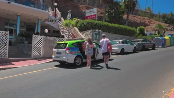 Zbliżenie Widok Coraz Turystów Taksówki Pobliżu Hotelu Gran Canaria Hiszpania — Wideo stockowe