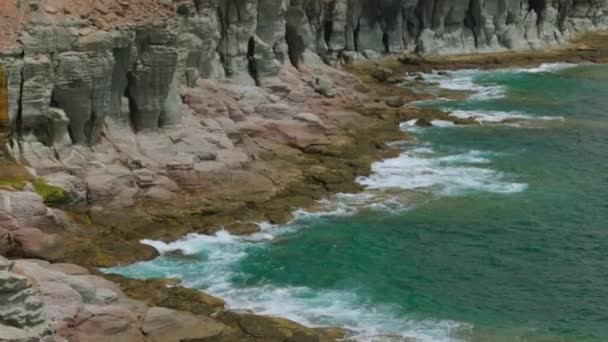 ターコイズブルーの水で大西洋の山の海岸の美しい景色 スペインのグラン カナリア — ストック動画