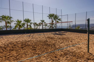 Çitli voleybol kortu olan güzel bir otel manzarası. Büyük Kanarya. İspanya.