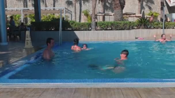 Close View Children Parents Swimming Hotel Outdoor Swimming Pool Sunny — Wideo stockowe