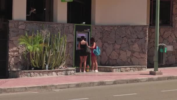 View Two Young Girls Withdrawing Cash Atm City Gran Canary — Αρχείο Βίντεο